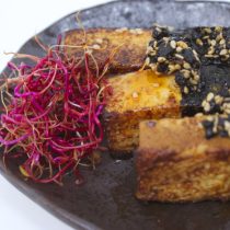 Tofu frito envuelto en nori